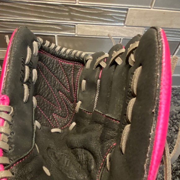 LOUISVILLE SLUGGER DIVA SERIES DV14-HP 10 1/2 LEFT Handed Glove - Picture 5 of 11